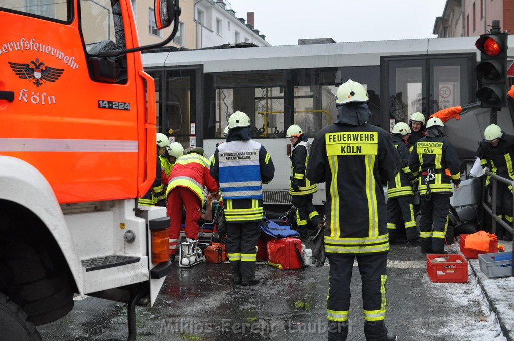 PKW gegen Strassenbahn Koeln Suelz Muenstereifelerst Suelzguertel P41.JPG